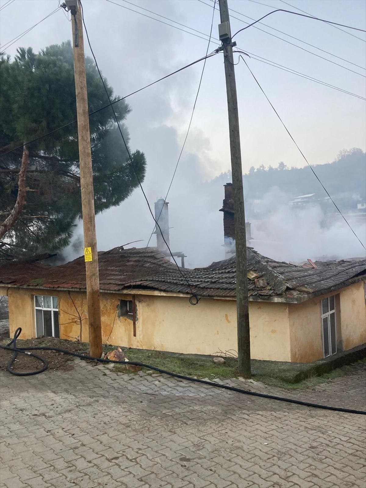 Çanakkale'de Eski Okul Binasında Yangın