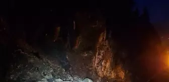 Trabzon'un Of İlçesinde Heyelan Yol Kapattı