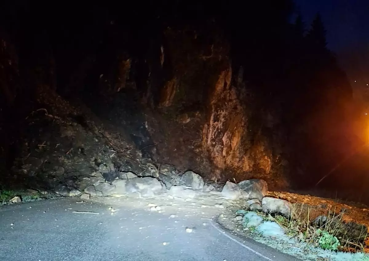 Trabzon'un Of İlçesinde Heyelan Yol Kapattı