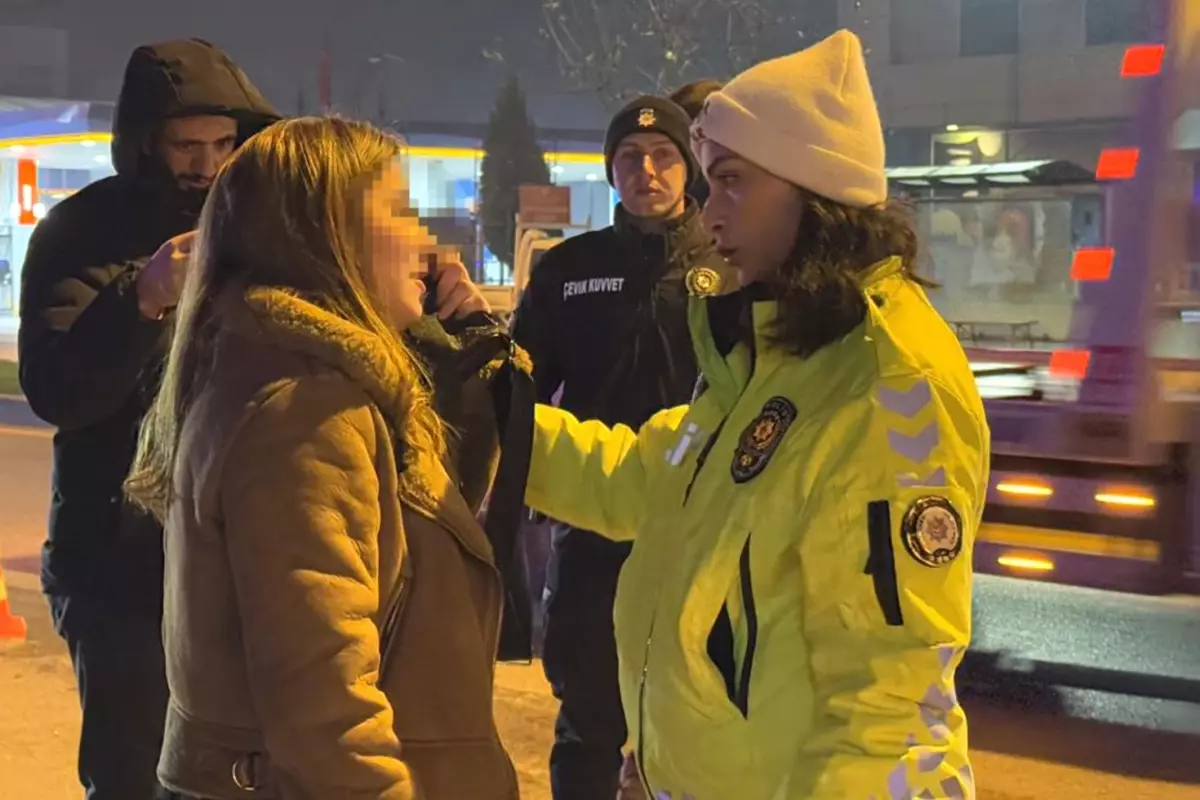 Polisi görünce aracını ve yanındaki kadını bırakıp kaçtı