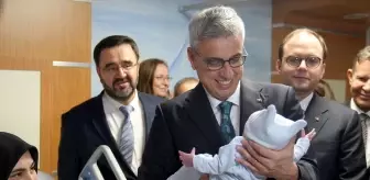 Sağlık Bakanı Memişoğlu, İstanbul'da yeni yılın ilk bebeğini ziyaret etti Açıklaması