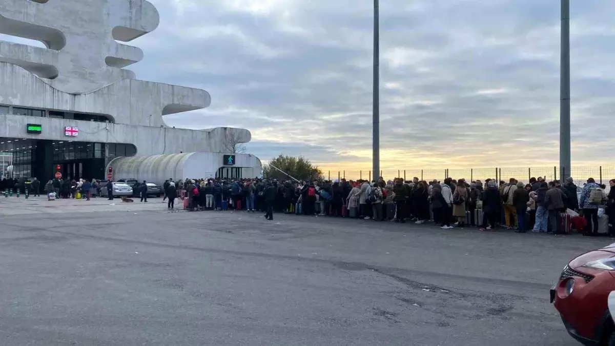 Sarp Sınır Kapısı'nda Yılbaşı Dönüşünde Uzun Kuyruklar