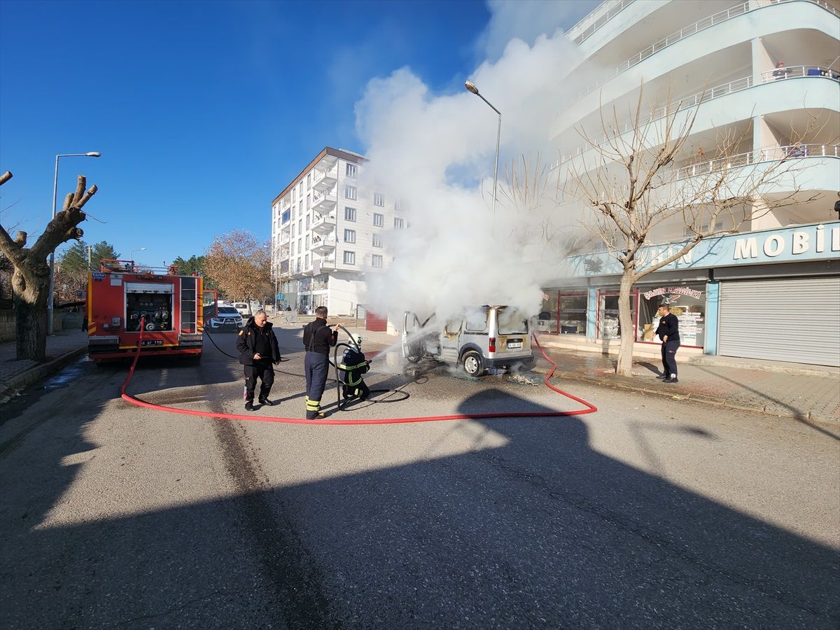 Siirt'te Seyir Halindeyken Araç Yangını