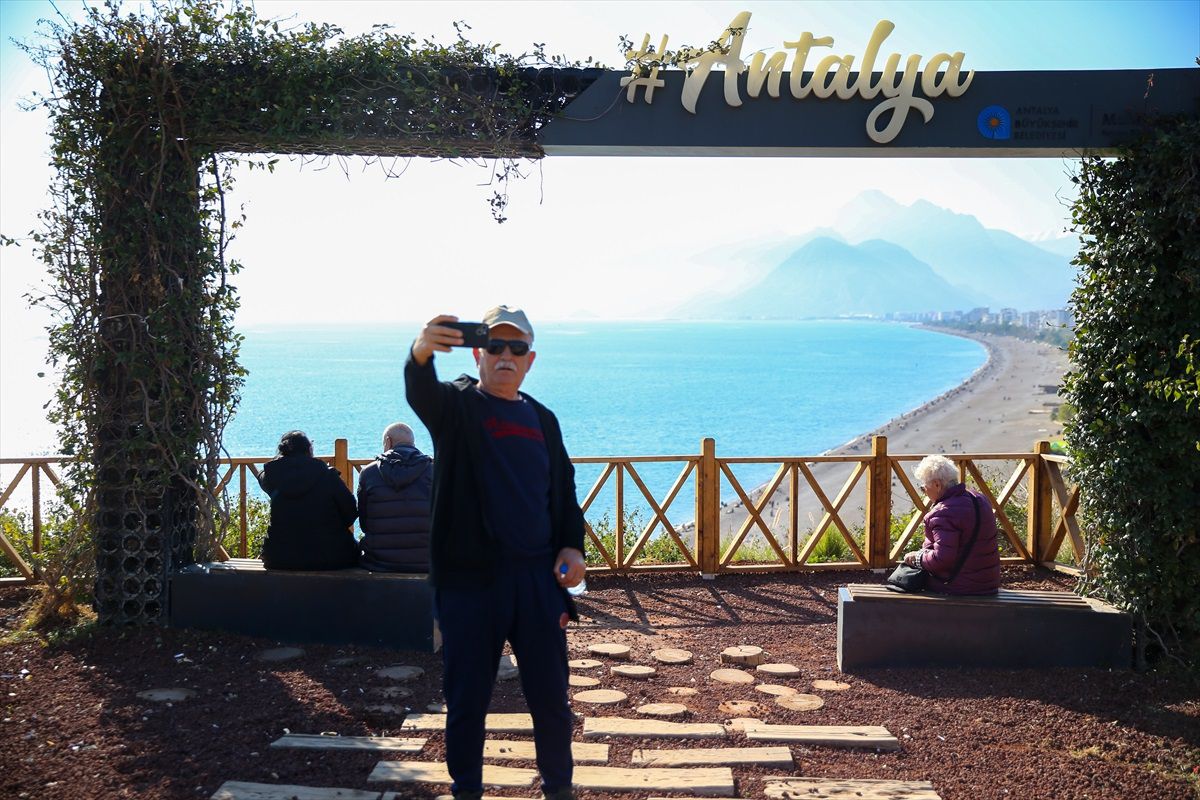 Antalya'da Yılbaşı Güneşi, Plajları Doldurdu
