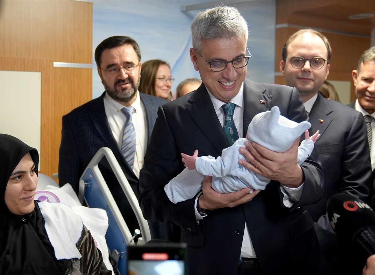 Sağlık Bakanı Memişoğlu, İstanbul'da yeni yılın ilk bebeğini ziyaret etti Açıklaması