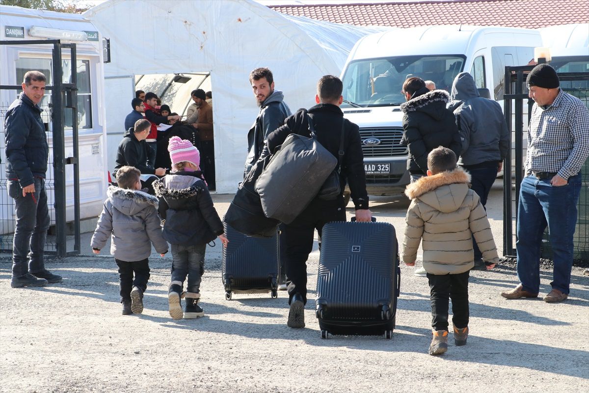 Suriyelilerin ülkelerine dönüşleri yeni yılın ilk gününde de sürdü