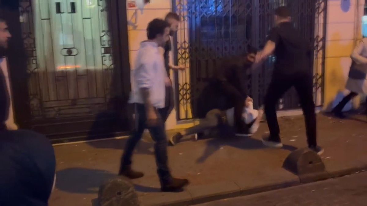 Taksim'de Yılbaşı Kutlamalarında Kavga: Polis Müdahale Etti