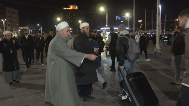 The preachers distributed leaflets in Taksim Square