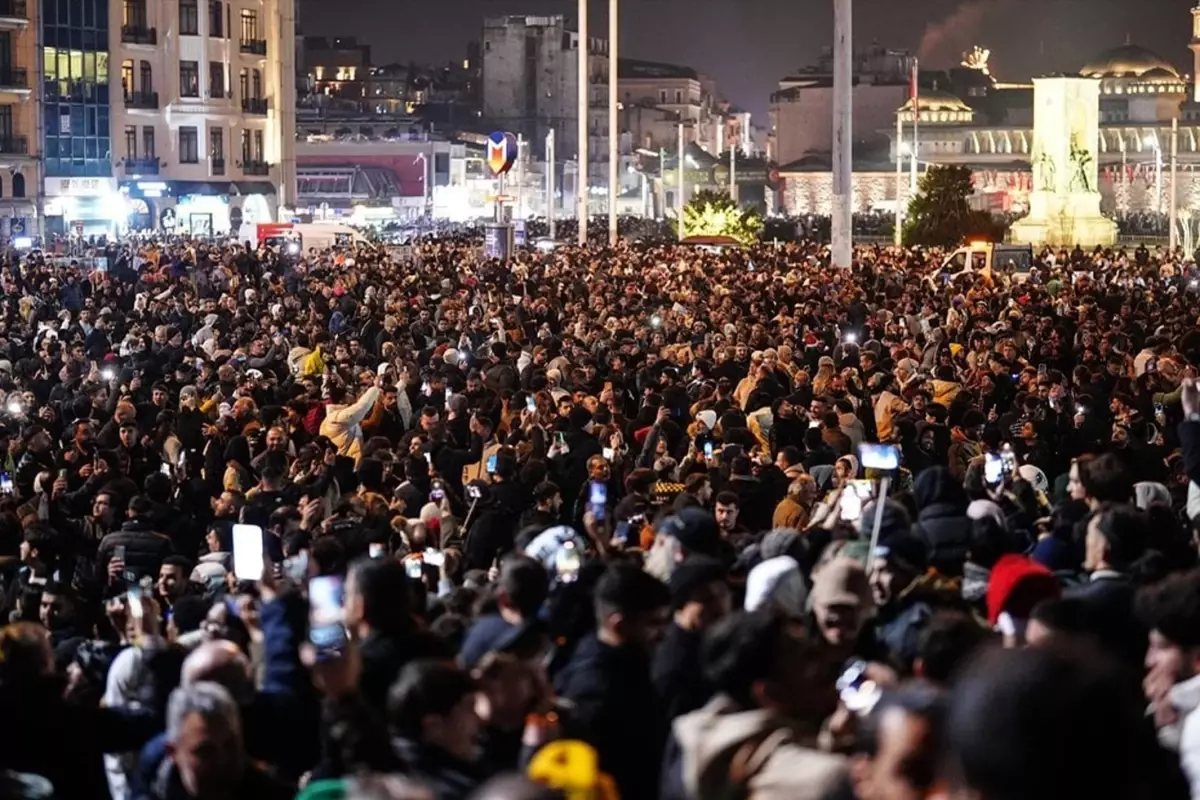 Üç büyük kentte yılbaşı coşkusu