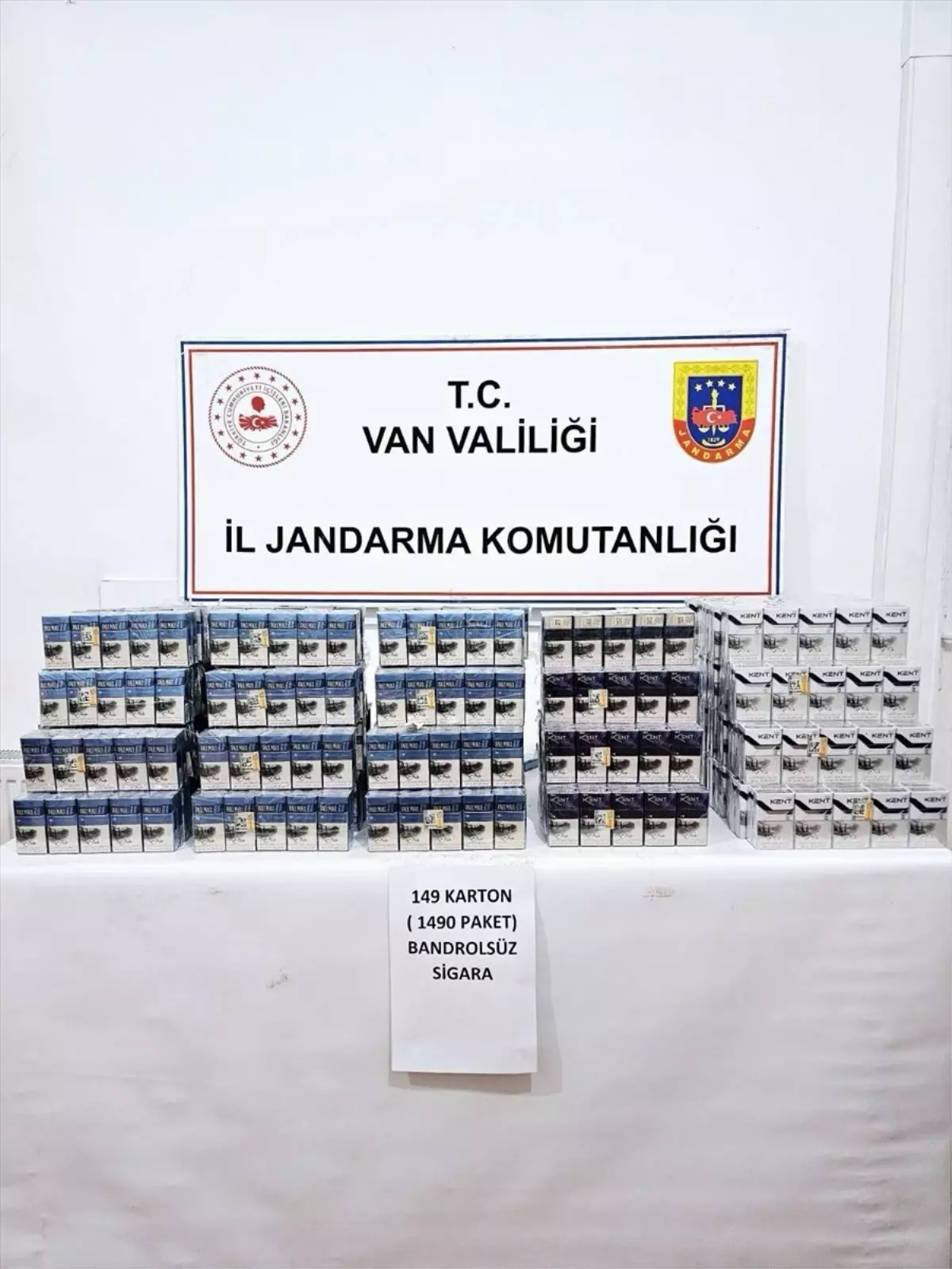Van'da Minibüste Gümrük Kaçağı Sigara Ele Geçirildi