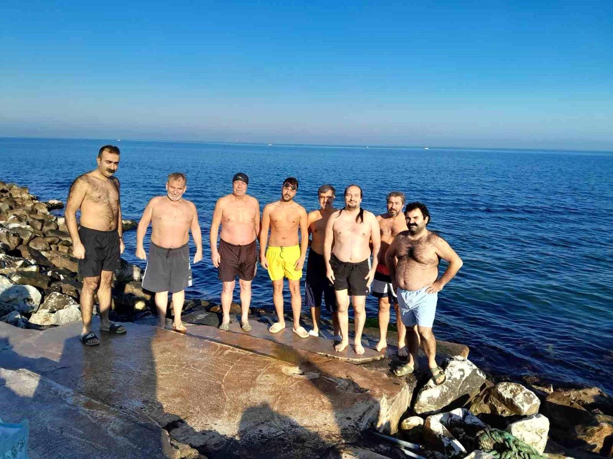 Yalova'da Yeni Yıla Sert Giriş: Arkadaş Grubu 4 Derecede Denize Girdi