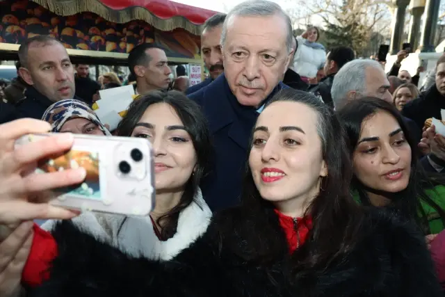 Erdoğan congratulated citizens on Kandil in Sultanahmet