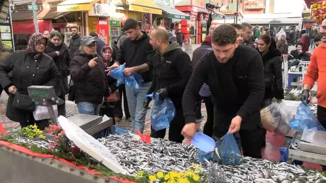 Queue Formed When Anchovy Prices Dropped in Edirne