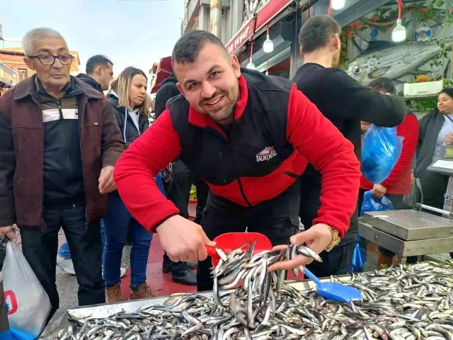 Queue Formed When Anchovy Prices Dropped in Edirne