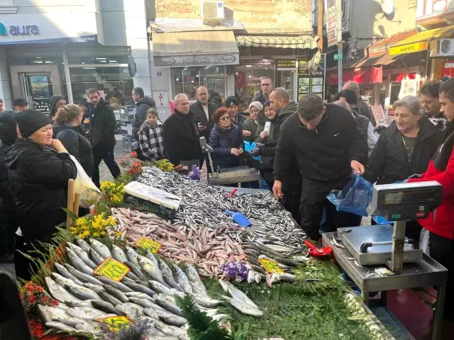 Queue Formed When Anchovy Prices Dropped in Edirne