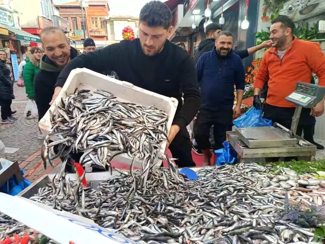 Queue Formed When Anchovy Prices Dropped in Edirne