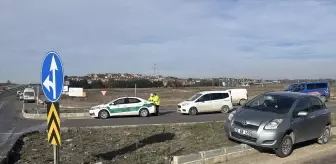 Edirne'de Yolcu Minibüsü ve Otomobil Çarpıştı: 2 Yaralı