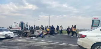 Manisa'da Otomobil Minibüse Çarpıp Devrildi: 3 Yaralı