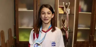 Ortopedik Engelli Zeynep Su Eyüboğlu, Türkiye Yüzme Finallerinde Bronze Madalya Kazandı