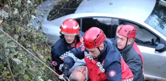 Akyazı'da Şarampole Uçan Otomobilin Sürücüsü Kurtarıldı