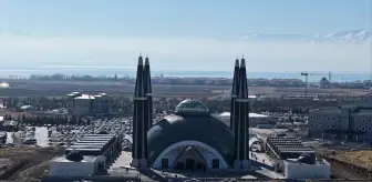 Van'da Tıbbiye Cami ve Külliyesi'nde İlk Cuma Namazı Kılındı