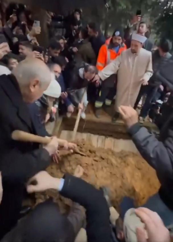 Bahçeli rejected the offer of help with his hand! Ferdi Tayfur was farewelled on his last journey