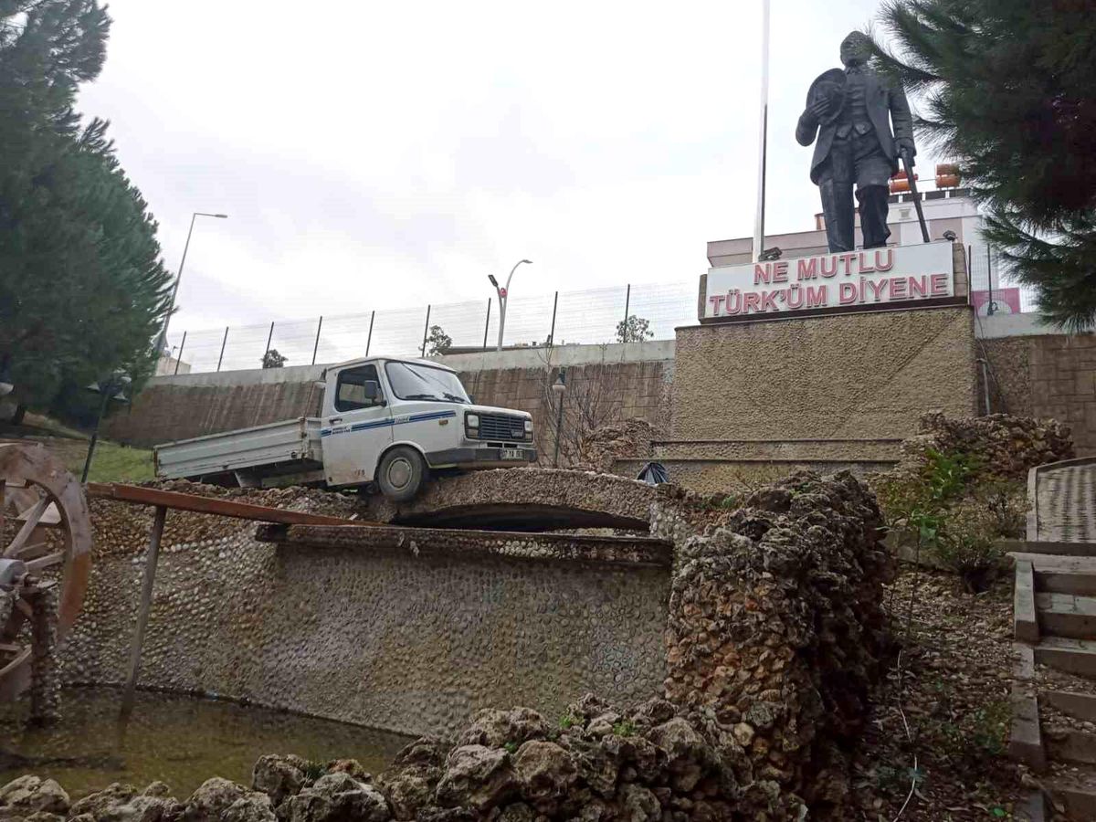 Antalya'da Çalıntı Kamyonet Süs Havuzunda Bulundu