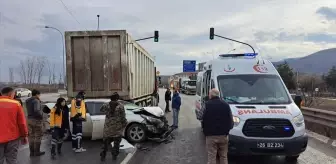 Eskişehir'de trafik kazası: Otomobil kamyona çarptı, sürücü yaralandı