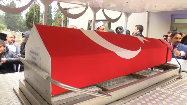 İmamın uyarısı işe yaramadı! Ferdi Tayfur'un cenaze töreninde istenmeyen görüntüler