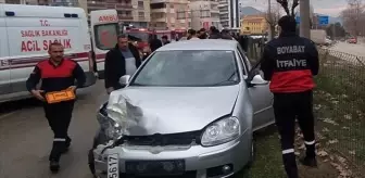 Boyabat'ta Park Halindeki Araca Çarpan Otomobil Kazası: 4 Yaralı