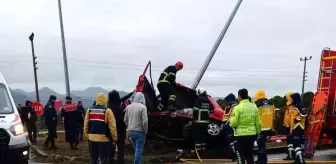 Samsun'da Aydınlatma Direğine Çarpan Otomobilde İki Yaralı