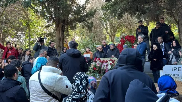 Visitor influx to Ferdi Tayfur's grave