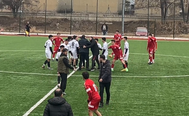 Görüntüler Türkiye'den: Yönetim zemine inip takımı sahadan çekti