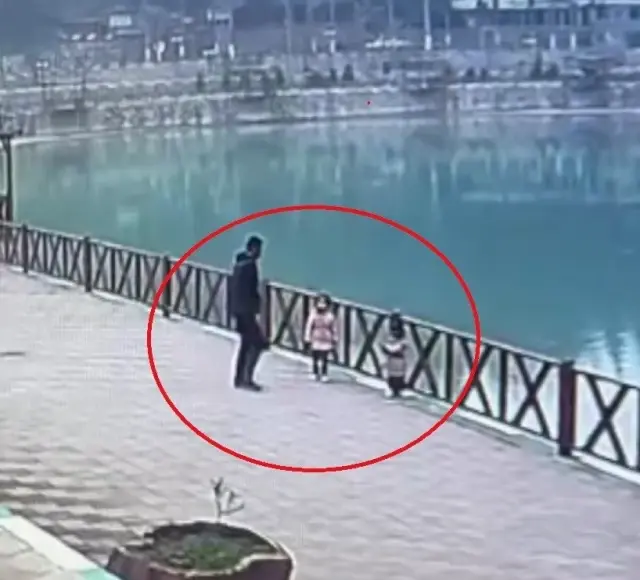 The little girl fell into the lake between the railings while having her photo taken