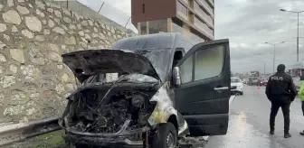 Pendik'te Servis Minibüsü Yangını