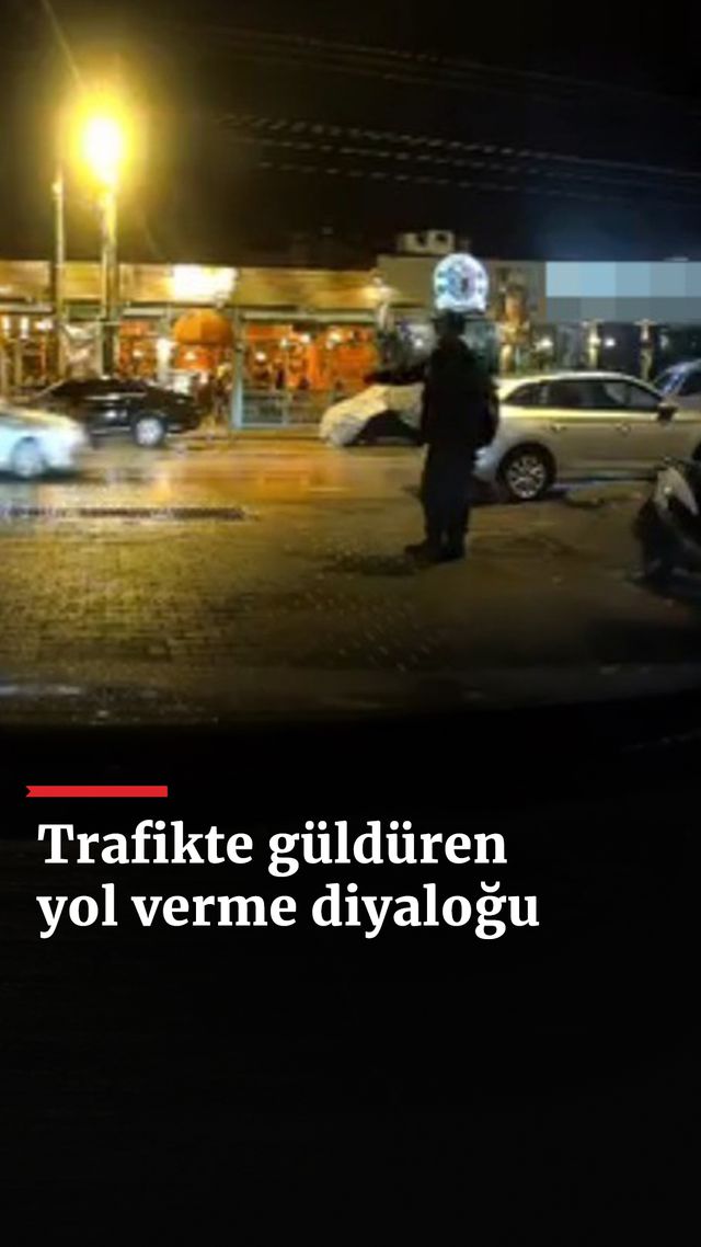 https://foto.haberler.com/haber/2025/01/05/trafikte-gulduren-yol-verme-diyalogu_1608_o.jpg
