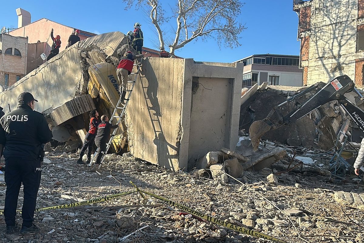 4 katlı bina çöktü, iş makinesi operatörü enkaz altında
