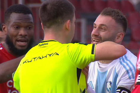 1. Lig'de ilginç anlar! Deneyimli futbolcu hakeme yalvardı 1. Lig'de ilginç anlar! Deneyimli futbolcu hakeme yalvardı