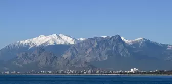 Antalya'da Güneşli Hava ile Sahillerde Yoğunluk