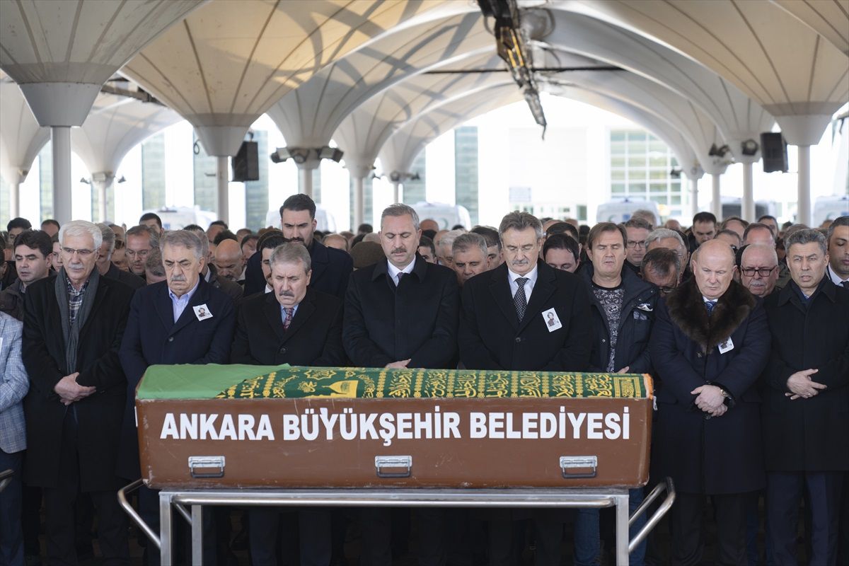 Eski Devlet Bakanı Kürşad Tüzmen'in Annesi Son Yolculuğuna Uğurlandı