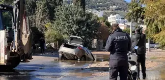 Bodrum'da Su Hattı Patladı, Sürücü Çukura Düştü