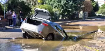 Bodrum'da Ana İsale Hattı Patladı, Otomobil Çukura Düştü