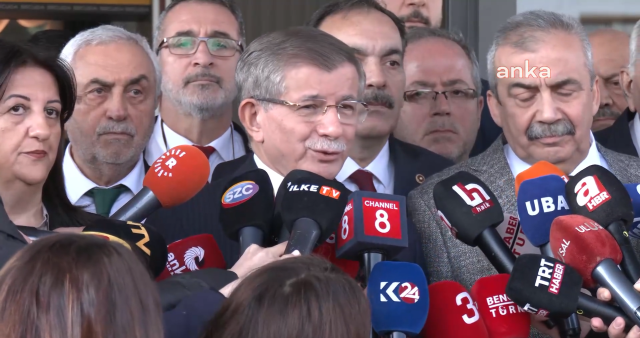 DEM Parti'nin İmralı heyetinden Gelecek Partisi'ne ziyaret! Davutoğlu kapıda karşıladı DEM Parti'nin İmralı heyetinden Gelecek Partisi'ne ziyaret! Davutoğlu kapıda karşıladı