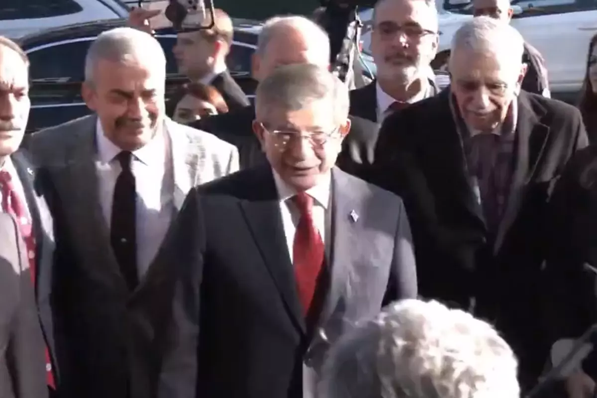 DEM Parti'nin İmralı heyetinden Gelecek Partisi'ne ziyaret! Davutoğlu kapıda karşıladı