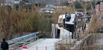 Antakya'da Hafriyat Kamyonu Köprü Çöktü, Sürücü Yaralandı