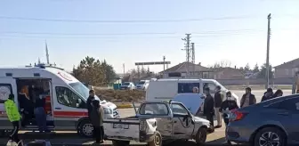 Konya'da Otomobil ve Kamyonet Çarpıştı: 5 Yaralı