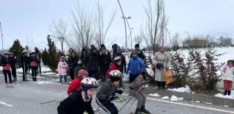 Muş'ta Kayaklı Koşu İl Birinciliği Asfalt Yolda Yapıldı