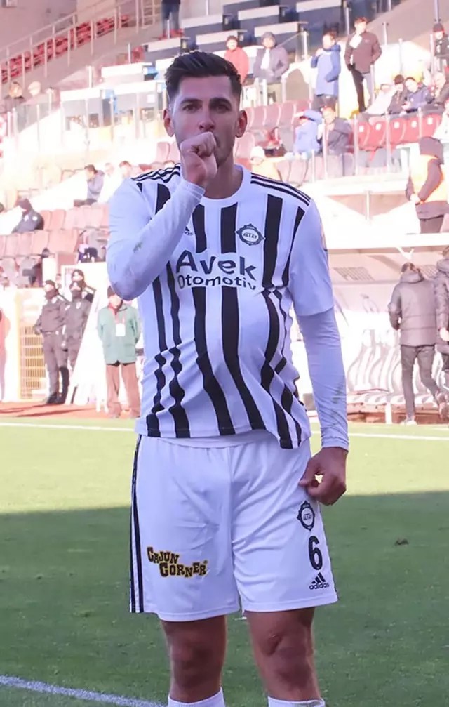 Genç futbolcunun haberi olmadan sözleşmesini uzattılar Genç futbolcunun haberi olmadan sözleşmesini uzattılar