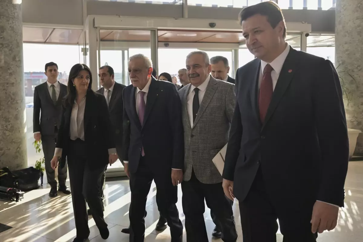 DEM Parti'nin İmralı heyeti ile Yeniden Refah Partisi'nin görüşmesi başladı