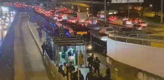 Metrobüs durağında rastgele ateş açtı